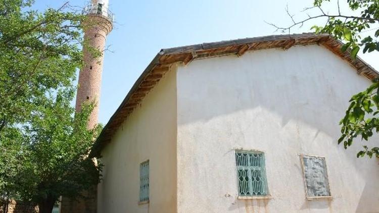 Yazıhan’da Unutulmuş Tarihi Cami