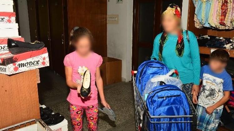 Büyükşehir’in Giysi Yardım Merkezi’nden 800 Yoksul Aile Yararlanıyor