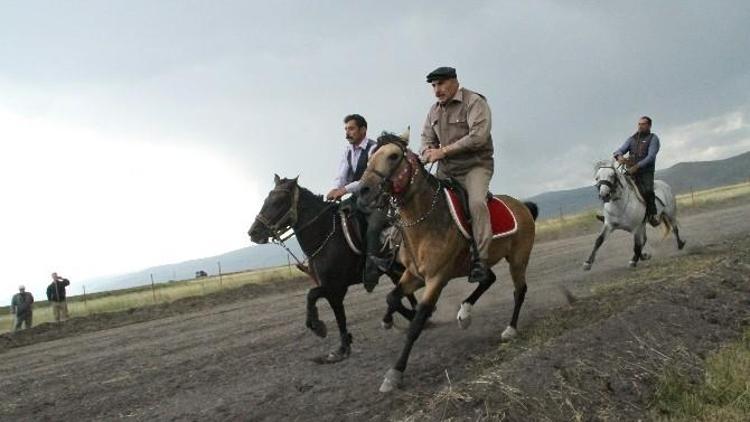 Rahvan Atları Kıyasıya Yarıştı