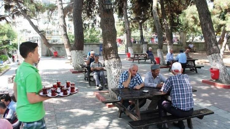 Rüstem Paşa Çay Bahçesi Tekirdağ’da Yaşlılarına Sahip Çıkıyor