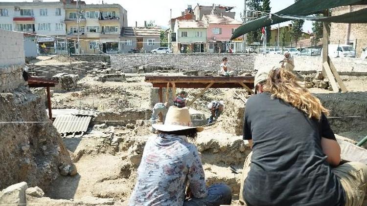 Çini Fırınları Kazısı Başladı