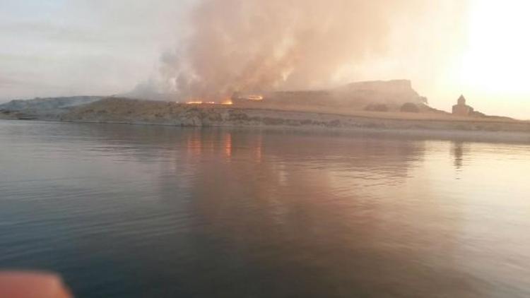 Çarpanak Adası’ndaki Yangın Söndürüldü