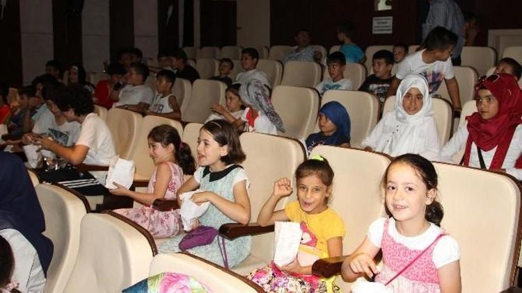 Akyazı’da Kur’an Kursu Öğrencilerine Ücretsiz Sinema Gösterimi Başladı