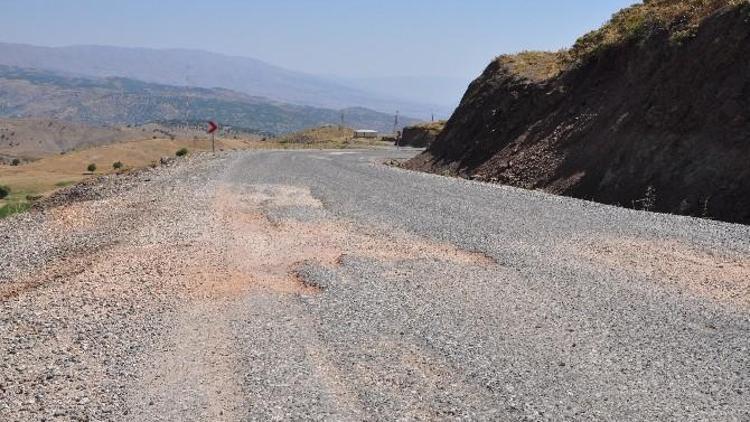 Sincik- Malatya Yolu Bakım Bekliyor