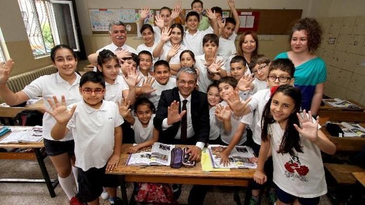 Karşıyaka’da Sıralar Yenilendi, Okullar Bakımda