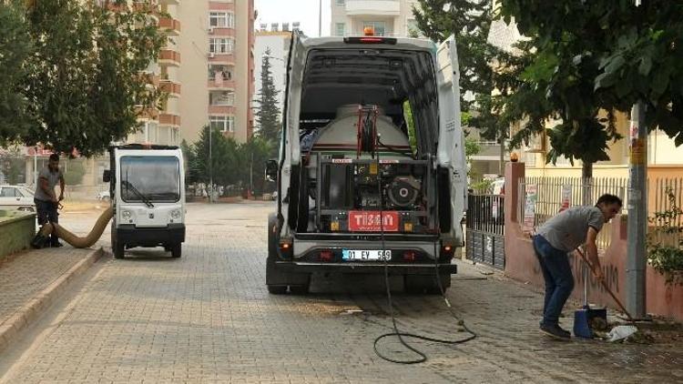 Çukurova’da Yollara İlaçlı Suyla Temizlik