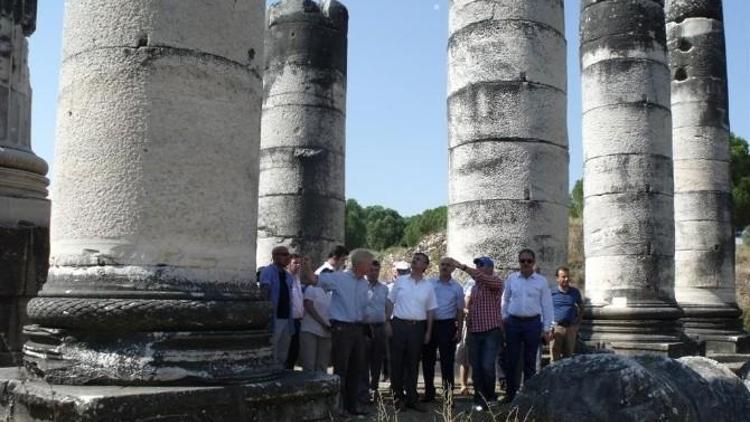 Vali Bektaş, Sardes Antik Kenti’ndeki Kazı Çalışmalarını İnceledi