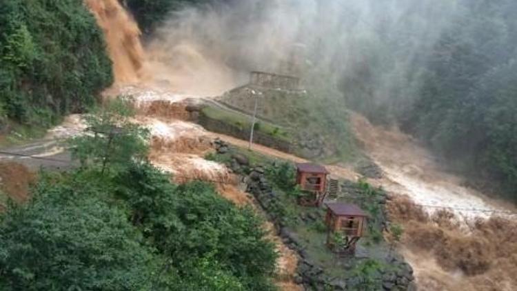 Rize’deki Şiddetli Yağış Turistik Şelaleyi İşte Bu Hale Getirdi