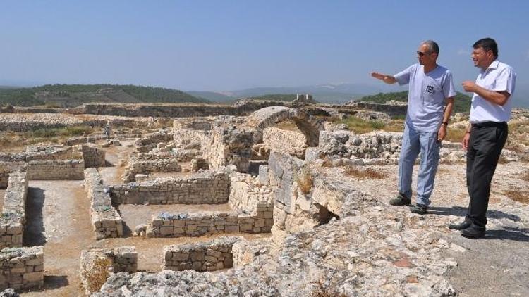 Başkan Turgut, Silifke Kalesi’ndeki Kazı Çalışmalarını İnceledi