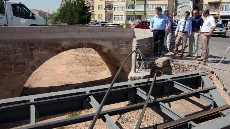 Uluırmak Üzerine Modern Yaya Köprüleri İnşa Ediliyor