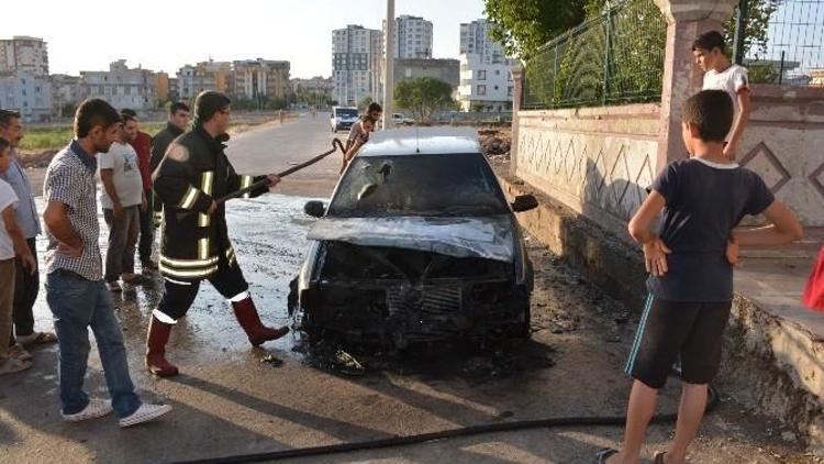 Park Halindeki Otomobil Cayır Cayır Yandı