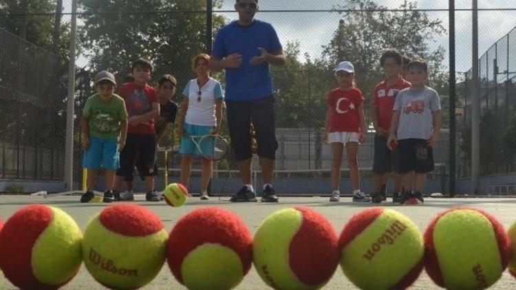 “Aileler Çocuklarına Tenis Oynayarak Model Olmalı”