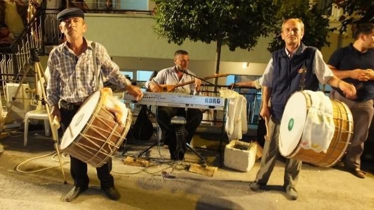 Balıkesir Düğünlerinde İki Çiftçi Ve Bir Çoban Eğlendiriyor