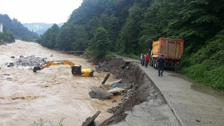 Rize’de Sel Nedeniyle İlçeler Susuz Kaldı