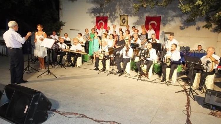 Burhaniye’de Körfez Gönül Dostları 1500 Kişiye Konser Verdi