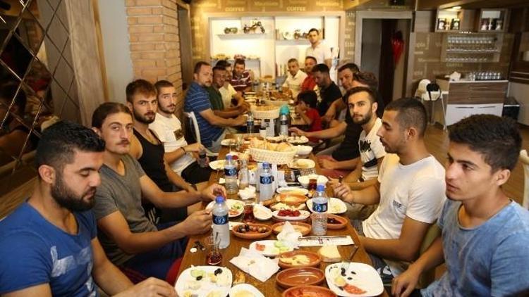 Manisa Büyükşehir Belediyespor Moral Depoluyor