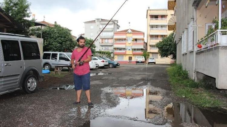 Çarşamba’da Yoldaki Çukura ‘Oltalı’ Protesto