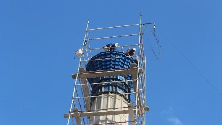 Yıkılan Caminin Minareleri Yeniden Yükseliyor