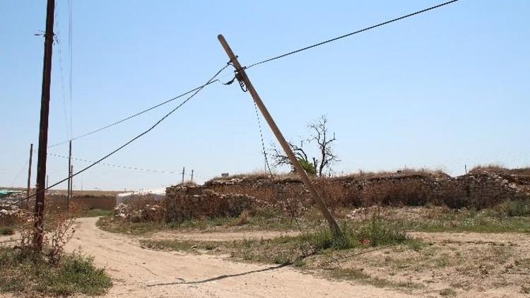 Yunak’ta Telefon Direkleri Tehlike Saçıyor