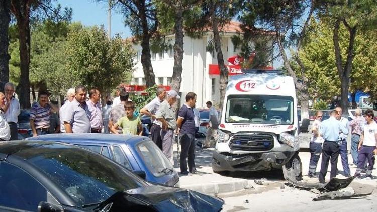 Lapseki’de Otomobil Ambulansla Çarpıştı