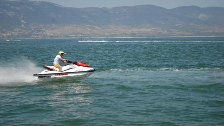 Su Jetleri Burdur Gölü’nü Süsledi