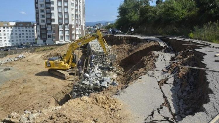 Fatsa’da Heyelan Meydana Gelen Yol Onarılıyor