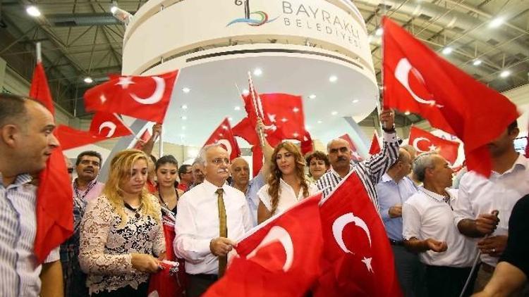 Bayraklı Standı Kırmızı Beyaza Büründü