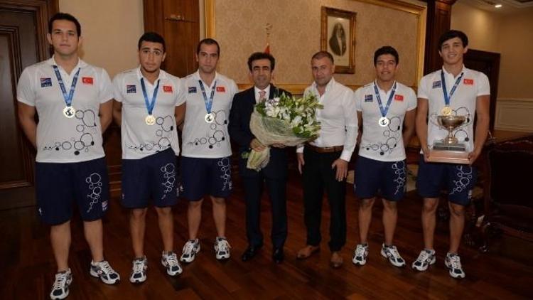 Vali Güzeloğlu Şampiyon Sporcuları Ağırladı
