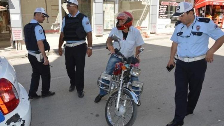 Niksar’da Motosiklet Sürücülerine Kask Uyarısı