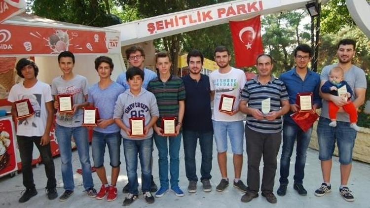 Park İşletmecisinden Garsonlarına Plaket Jesti