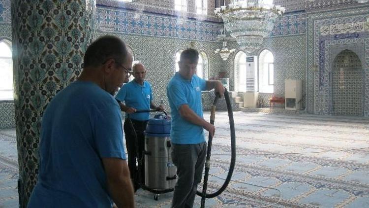 İzmit Belediyesi İbadethanelerin Halılarını Temizliyor