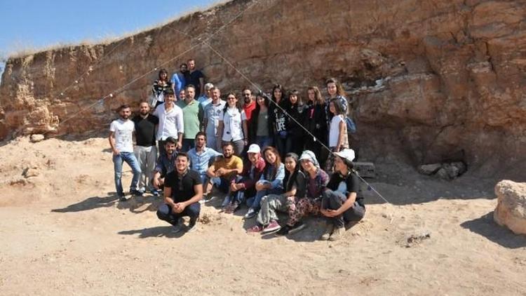 Kalehöyük Arkeolojik Kazı Ekibi Höyük Alanlarında İncelemeler Yapıyor