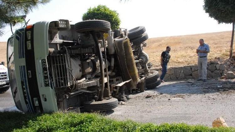 Freni Boşalan Temizlik Aracı Devrildi