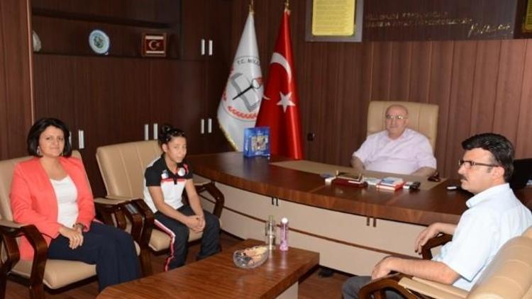 İl Milli Eğitim Müdürü Sevgili, Kilis’in Gururu Cansu Yılmaz’ı Tebrik Etti