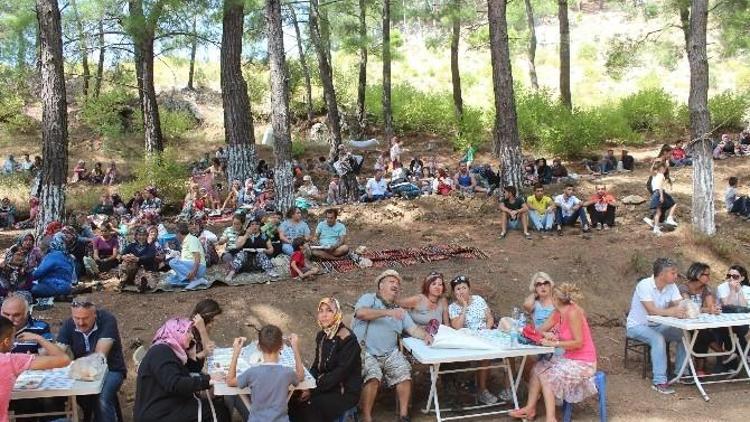 Edremit’te Asırlık Köy Hayrı Devam Ediyor