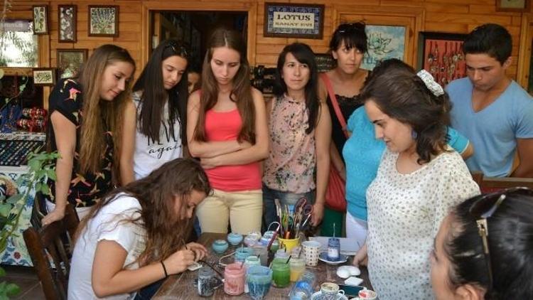 Bulgaristan’da Türkçe Öğrenen Gençler İznik’te Çini Boyadı