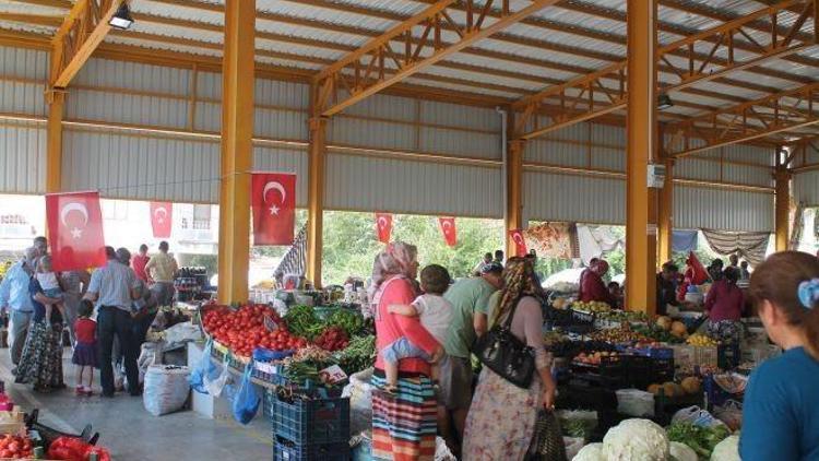 Pazar Esnafı Tezgahına Bayrak Asarak Teröre Tepki Gösterdi