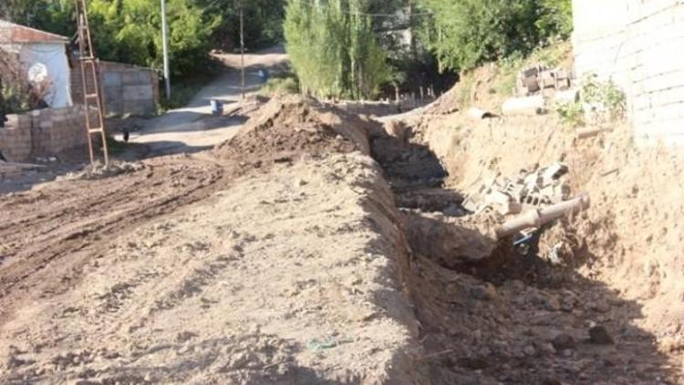 Özalp’ta Sel Sularını Karşı İstinat Duvarı Yapılıyor