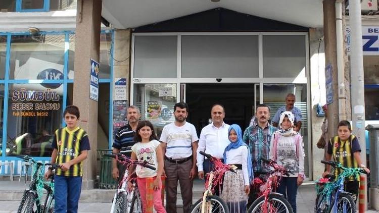 Beyşehir’de Başarılı Kur’an Kursu Öğrencilerine Bisiklet