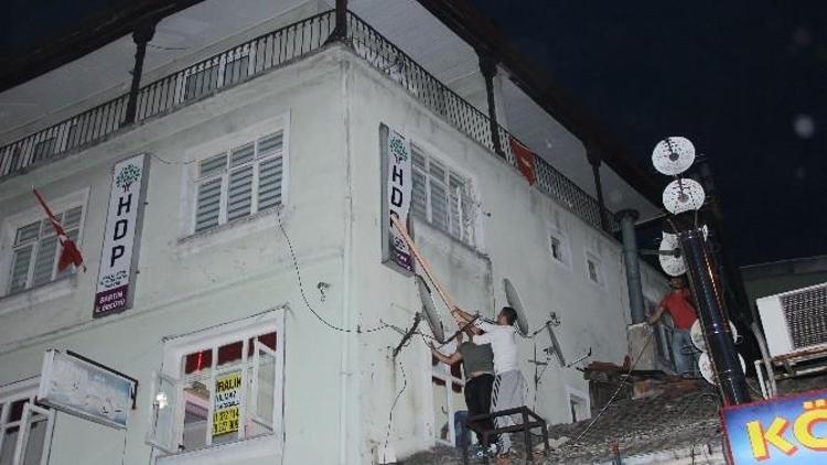 Bartın’da HDP Binasının Tabelası Söküldü