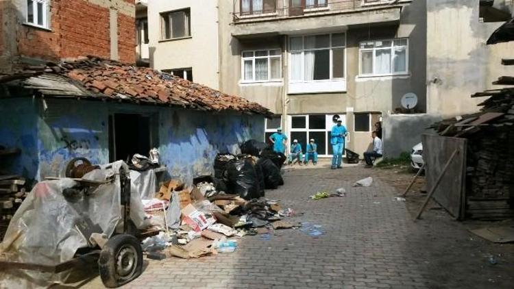 Süleymanpaşa Belediyesi Zabıta Ve Temizlik Ekipleri Bir Evden 2 Kamyon Dolusu Çöp Çıkardı