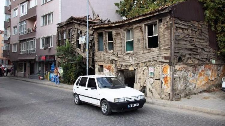 Metruk Binalar Tehlike Saçıyor