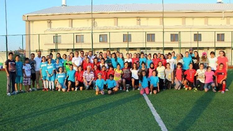 Karaman’da Gazi Çalışkan Bayan Futbol Turnuvası Ödül Töreni