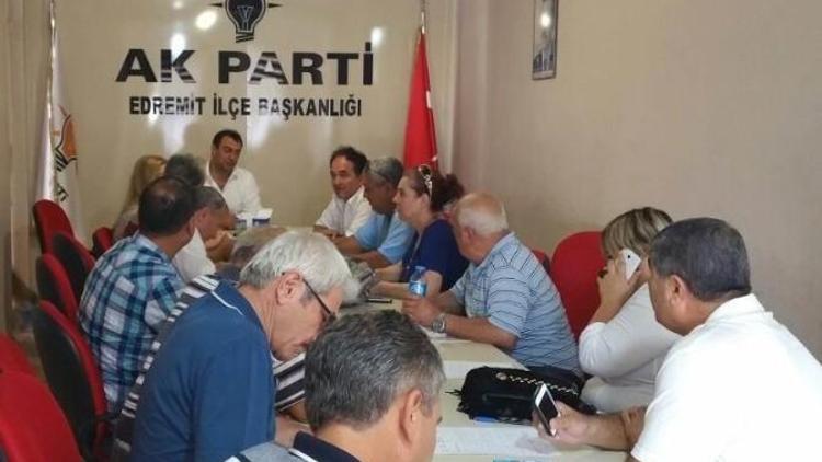 Edremit’te AK Parti Muhtarlarla Bir Araya Geldi