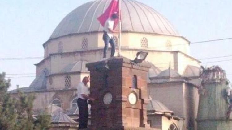 Şehitler Çeşmesi Üzerindeki Türk Bayrağı Yenilendi