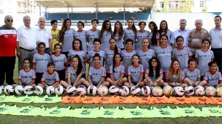 Adana Akdeniz Demirspor Kadın Futbol Takımı Sezonu Açtı