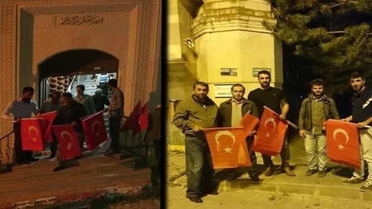 AK Parti Gençlik Kolları İlçe Ve Belde Teşkilatları Türk Bayrağı Dağıttı