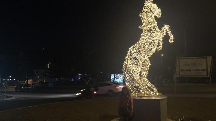 Bolu Caddeleri Led Işıklı AT Figirü İle Renklendi