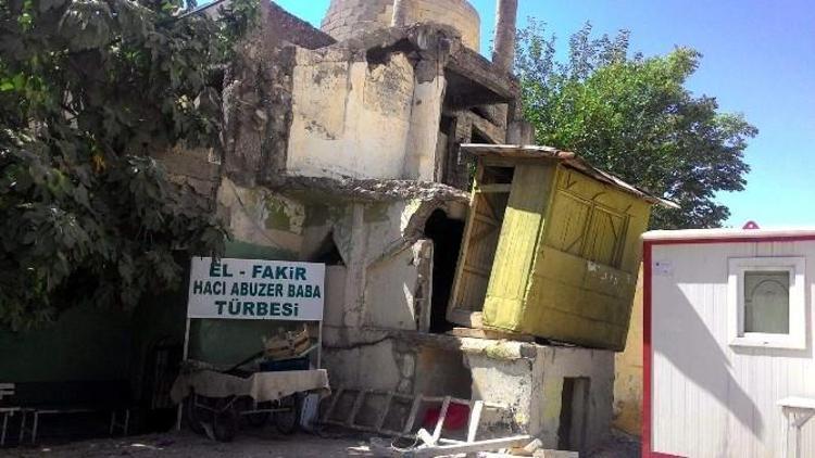 El-fakir Hacı Abuzer Baba Türbesi Bakım İstiyor