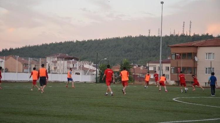 Derbi Maçı Öncesi Taraftarlardan Futbolculara Baklava